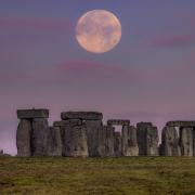 Beautiful photo shows Full Hunter's Moon setting over Stonehenge