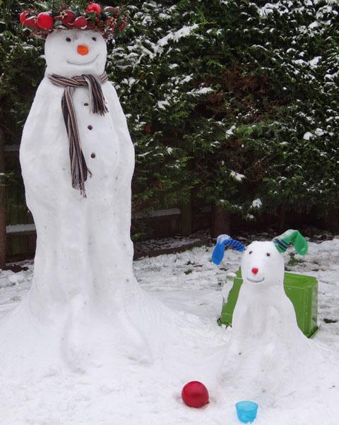 Gemma Cuss sent us this picture of the snowman and the snowdog.
