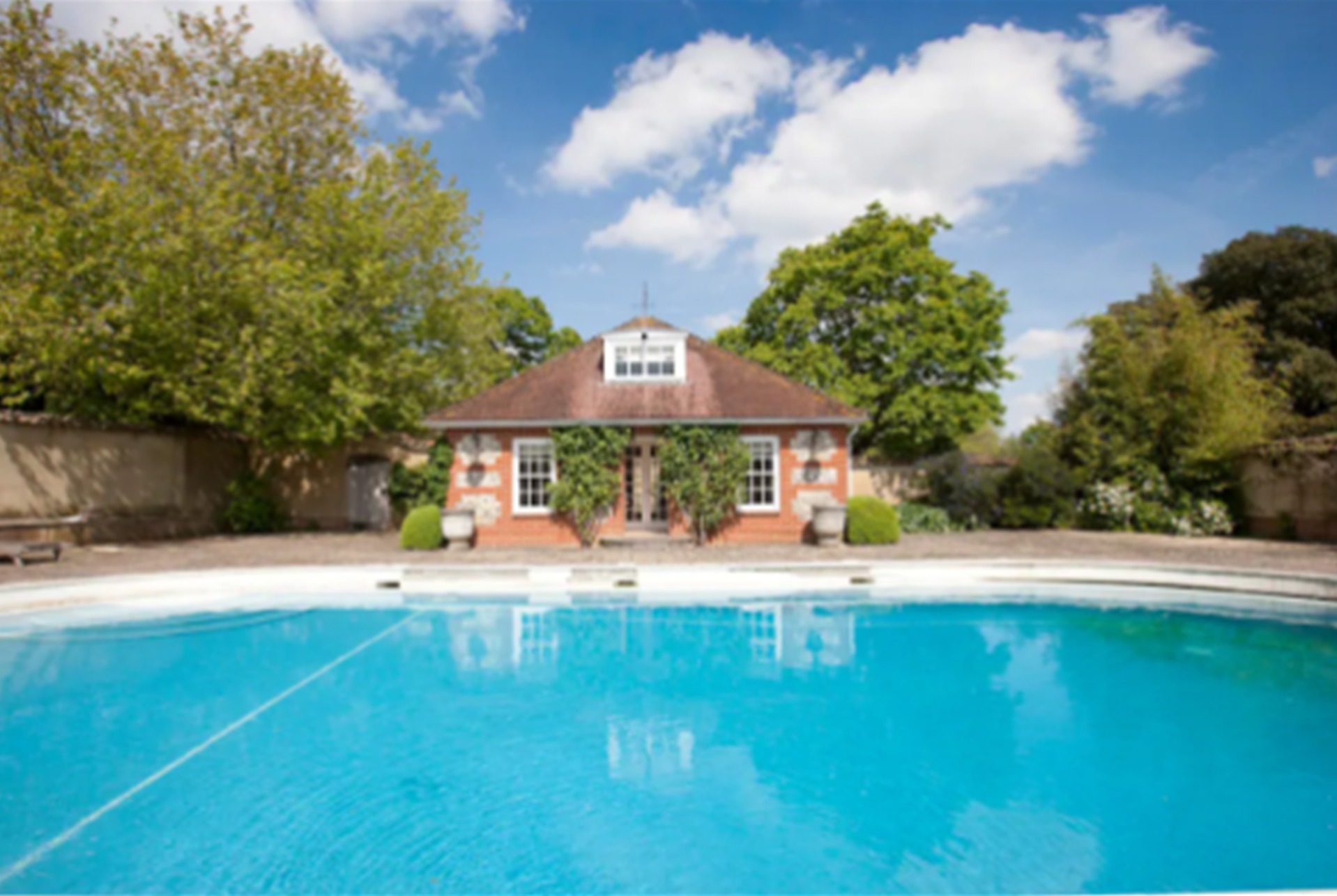 Four-bedroom country house and its pool in Amesbury