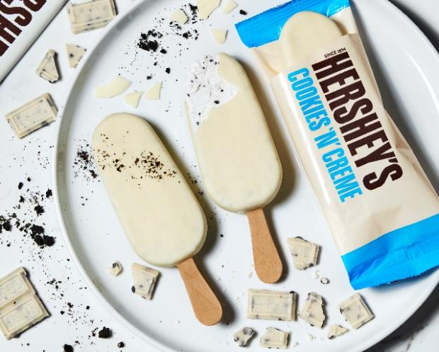 Salisbury Journal: Hershey's Cookies 'n' Creme Sticks. Credit: Iceland