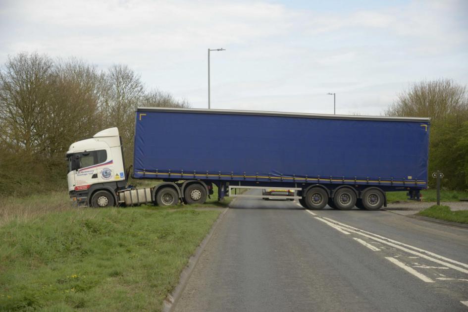 Driver blocks A361 near Trowbridge with dodgy reversing manoeuvre 