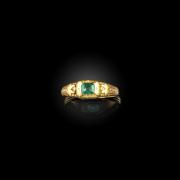 An emerald gold ring that sold at auction for £4,000.