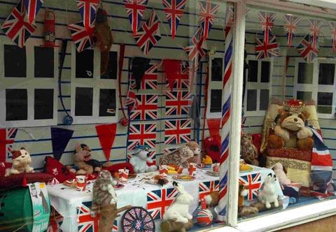 Salisbury Pet Stores' Diamond Jubilee window display in Winchester Street. DC1504