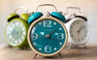 When do clocks go back in October 2021?