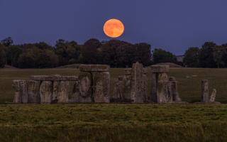 Spooky photo shows Super Harvest Moon rising over Stonehenge